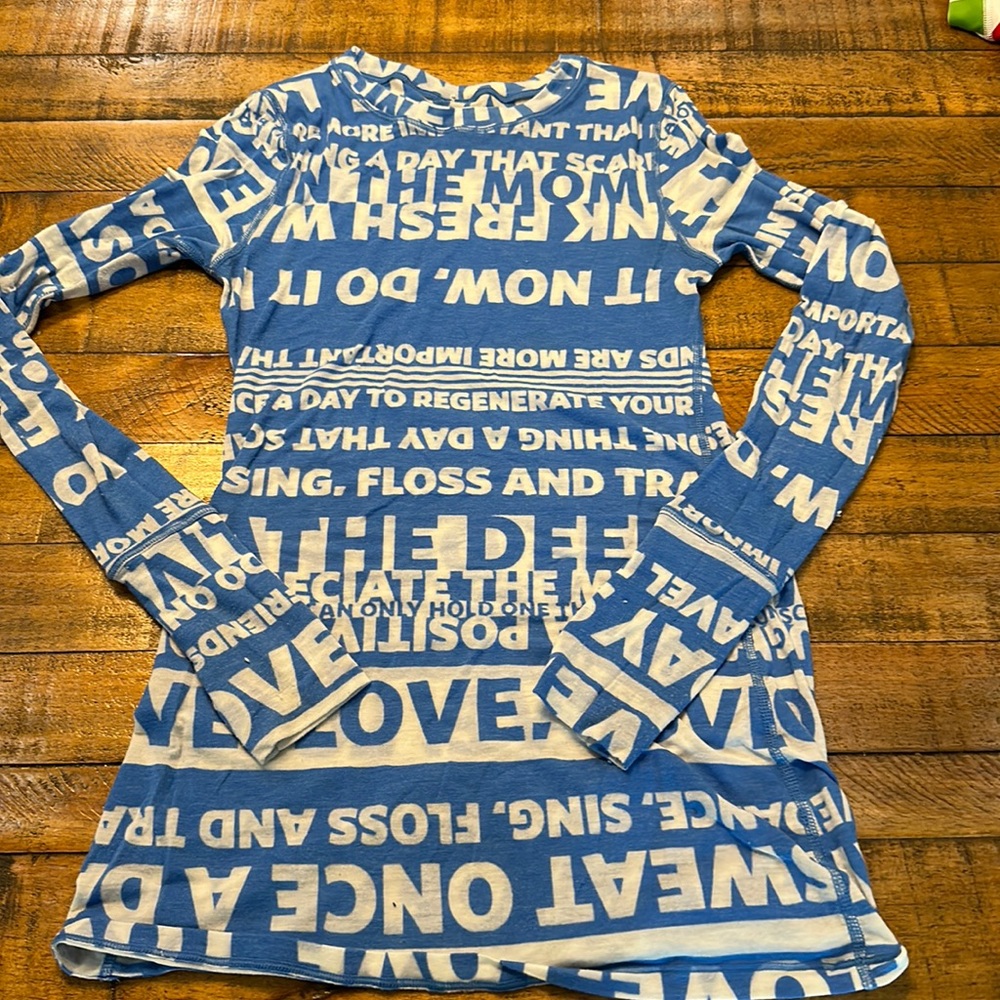 Gorgeous Lululemon manifesto long sleeve size 4